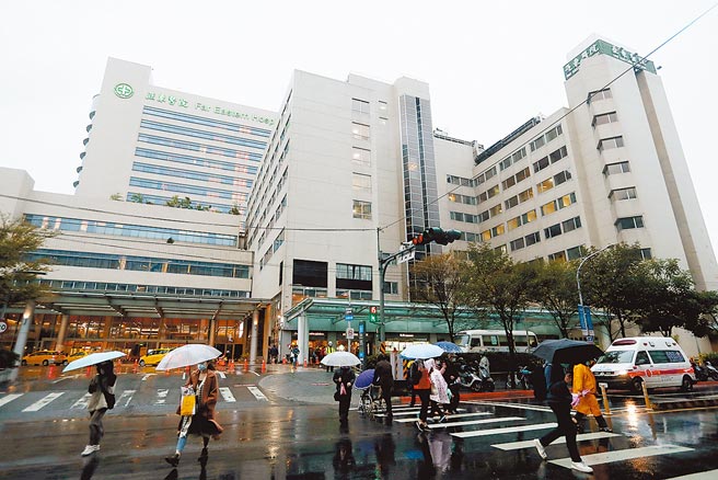 中央流行疫情指挥中心17日公布新增17例本土个案，除了联邦银行、西堤餐厅的群聚衍生案外，还有1案为亚东医院护理师，而她并非在专责病房工作，因此感染源仍不明。图为亚东医院外观。（刘宗龙摄）