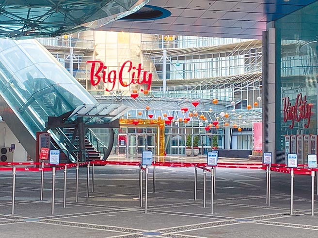 新竹巨城购物中心17日停业1天，广场空空荡荡。（陈育贤摄）