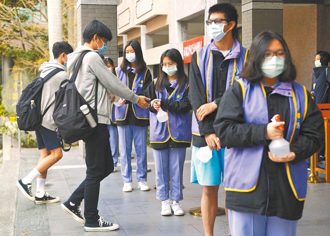 大学学测21至23日举行，因为国内疫情再起，4个县市将设置9个备援试场。图为去年考生进入北市成渊高中试场前量测体温。（本报资料照片）