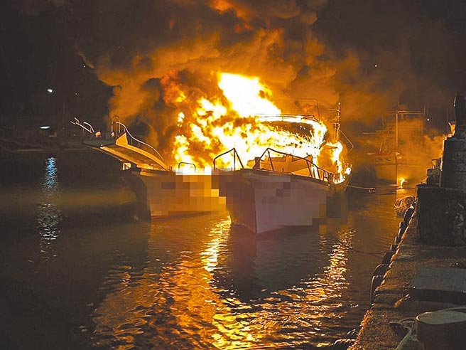 停靠花莲丰滨乡石梯渔港的全台首艘赏鲸船「海鲸号」与「海鲸1号」昨惨遭无情大火燃烧殆尽。（海巡署东部分署第12岸巡队提供／罗亦晽花莲传真）