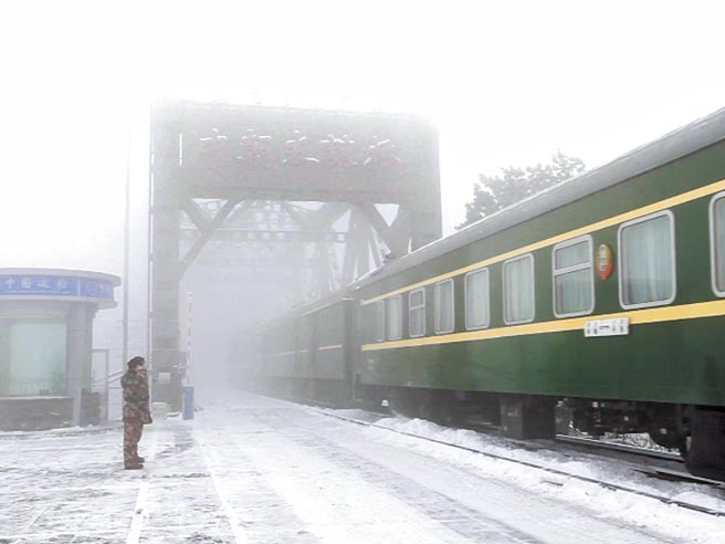 综合外电报导，北韩一列货物列车16日穿越连接中国和北韩的鸭绿江大桥进入中国。这是自从北韩实施最严密的防疫措施，关闭朝中边界以来，首次经证实的列车过境活动。图为2013年1月12日，北京至平壤的国际联运列车安全通过中朝友谊桥。（新华社）
