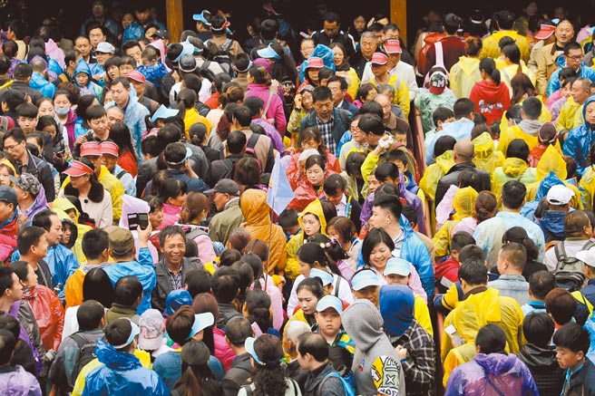 大陆2021年总人口14亿1260万人，仅比2020年增加48万人，人口自然增长率为千分之0.34，首次跌破千分之一。（中新社）