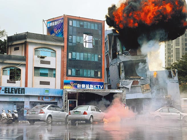 新北市政府17日举行「打造安全新北城校阅暨演练」，演练现场安排火药爆破，临场感与震撼力十足。（王扬杰摄）