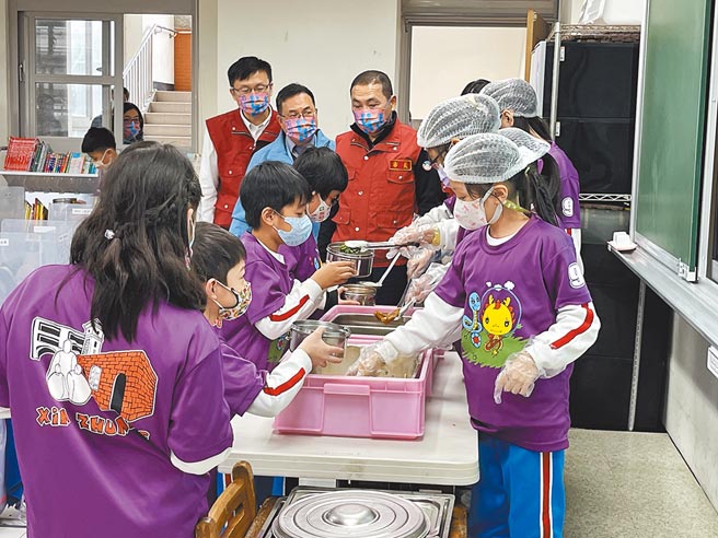 新北市长侯友宜17日视察新庄国小学童中午用餐情形，要求落实「口罩戴我口，防疫零破口」，守护师生健康。（戴上容摄）