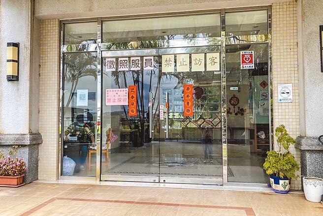 疫情升溫，新竹縣府17日宣布即日起新竹縣兒少、身心障礙機構全面暫停探訪。（羅浚濱攝）