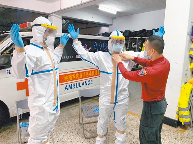 消防隊救護人員在出勤時穿著完整防疫裝備，這次在送確診患者2名救護員採檢後為陰性。（消防局提供／呂筱蟬桃園傳真）