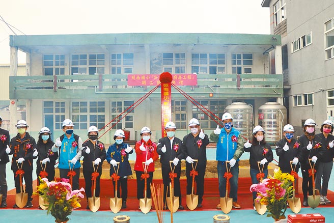 照南国小中央厨房将改建，苗栗县府17日举行动土仪式，县长徐耀昌等人到场祈福开工顺利。（苗栗县政府提供／李京升苗栗传真）