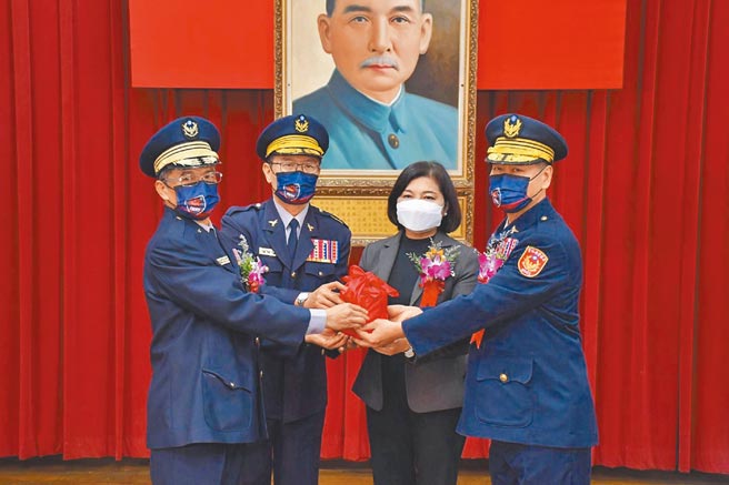 云林县警察局长李谋旺（右）上任，与眾人缅怀故局长朱宗泰贡献。（云林县警察局提供／张朝欣云林传真）