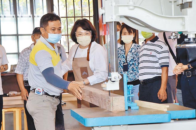 嘉义市长黄敏惠（前左二）启动旧监狱宿舍群实验木场机具。（嘉义市政府提供／廖素慧嘉市传真）