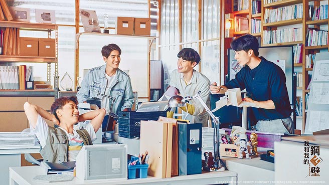 由邱宇辰（左起）、涂善存、宋伟恩、管麟主演的《我和我的钢四壁》公布主视觉。（卫视中文台提供）