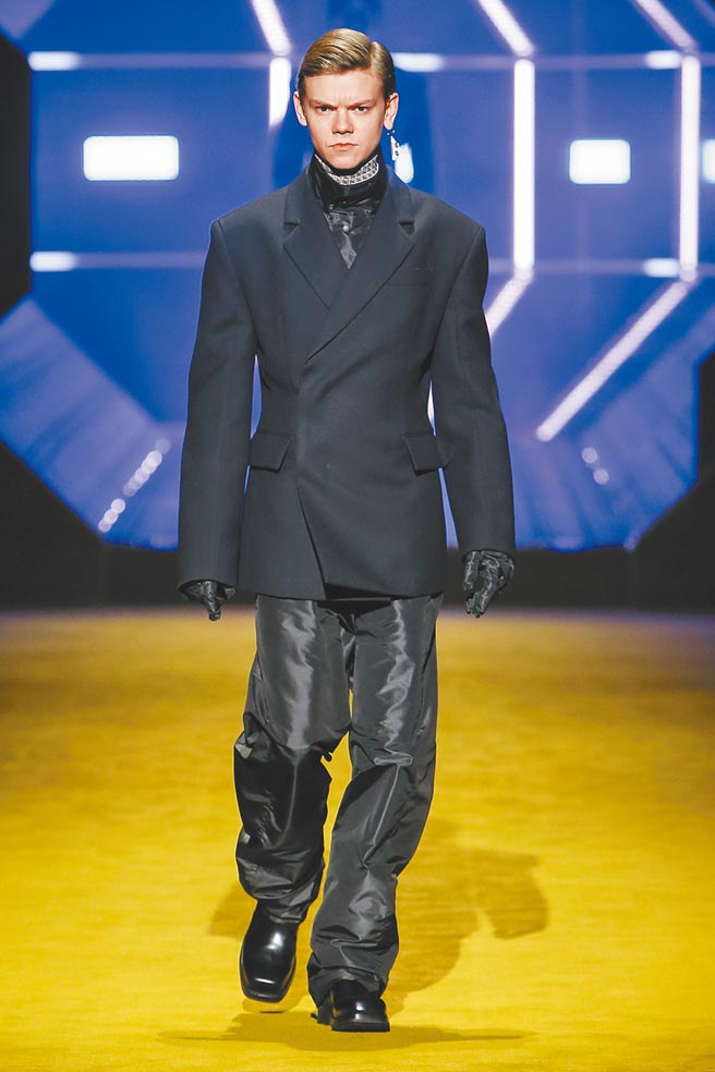 在《后翼棄兵》中演出天才棋手班尼的英國演員湯瑪斯桑格斯特。（Prada提供）