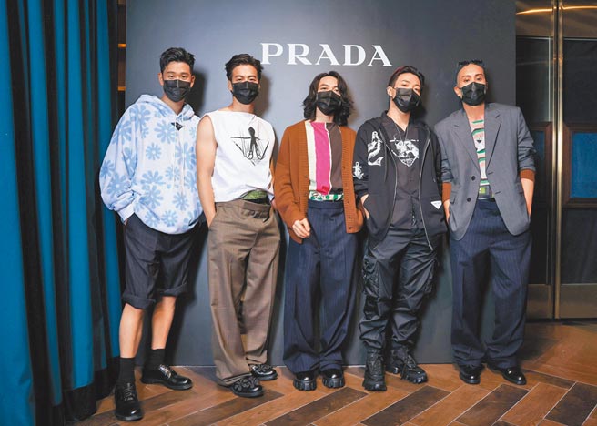 眾星現身齊看秀，左至右周興哲、林敬倫、林宥嘉、ØZI、黃宣出席Prada 2022秋冬男裝秀直播活動。（Prada提供）