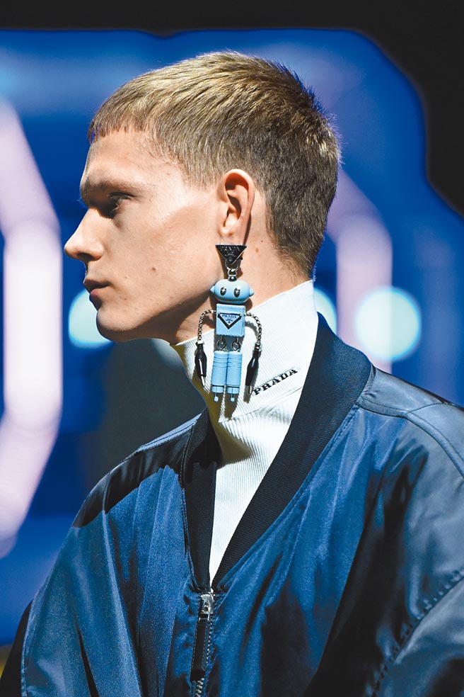 科技機器人造型耳環出現讓人直呼可愛。（CFP）