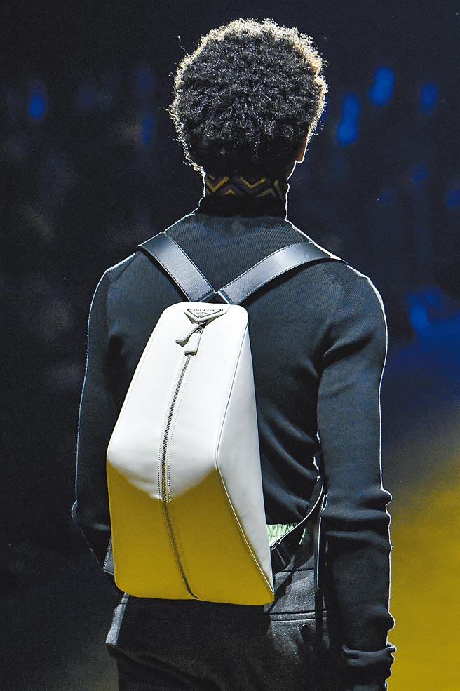 三角型後背包也打造出科技質感。（CFP）