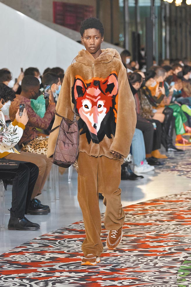 Etro 2022秋冬系列，本季除品牌经典图腾外，也融入「狼」的图腾。（Etro提供）