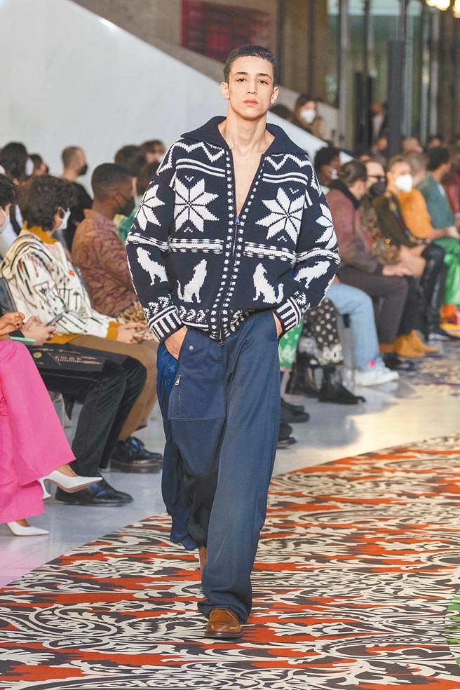Etro 2022秋冬系列加入了些许北极星、毛、冬季的海与山等北欧元素。（Etro提供）