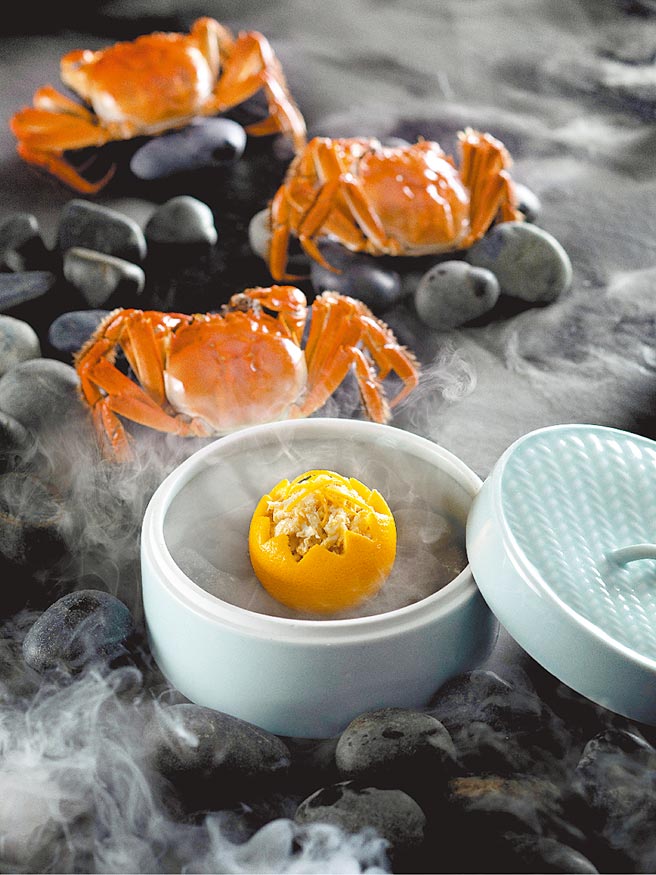 台北亞都麗緻大飯店，蟹到強時橙也黃，蟹釀橙起源於宋代，是經典手工菜。（台北亞都麗緻大飯店提供）