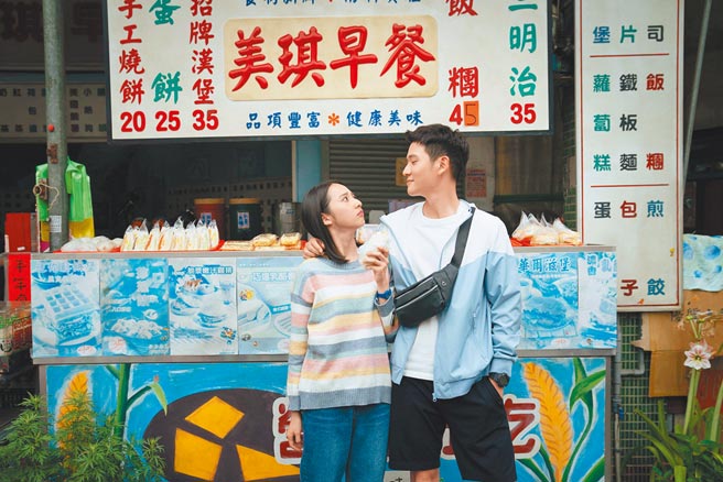 周興哲（右）與李沐主演的《我吃了那男孩一整年的早餐》搶攻賀歲檔。（華映提供）