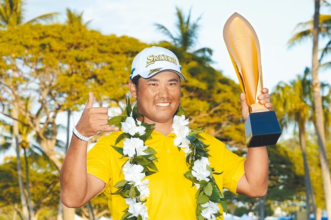 松山英树高举索尼公开赛冠军奖杯庆祝。（美联社）