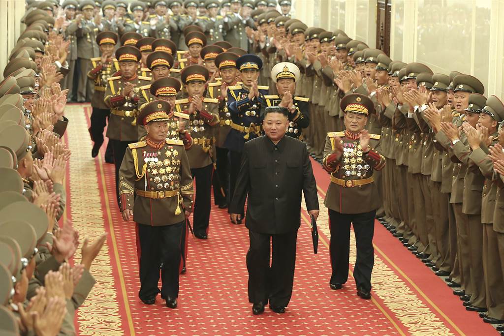 北韓軍人對於辛苦10年，卻只換來辛勞的農村安置大感不滿。圖為金正恩與軍方高層會晤時，接受軍人歡呼。(圖/美聯社)
