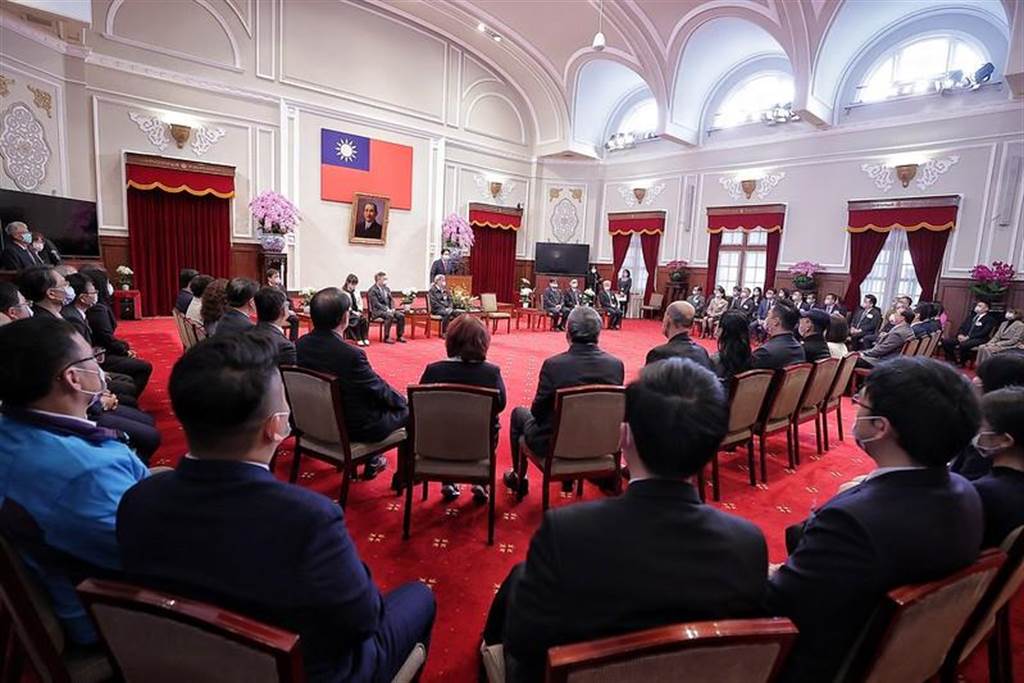 賴清德副總統今天接見「第22屆國家建築金獎暨110年台灣誠信品牌」得獎單位代表。(總統府提供)