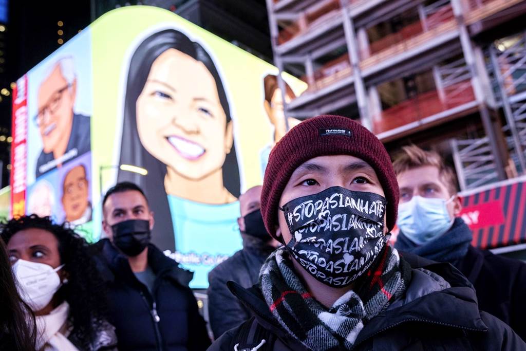 華裔女子高慧民（Michelle Alyssa Go）無端遭遊民推下紐約地鐵月台後身亡，美國民眾18日齊聚時報廣場追悼。（圖／美聯社）
