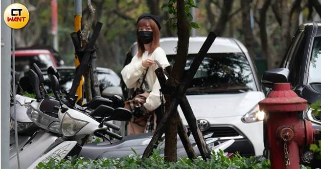 泱泱搭小黄抵达《木曜4超玩》聚餐的日本料理店外。（图／本刊摄影组）