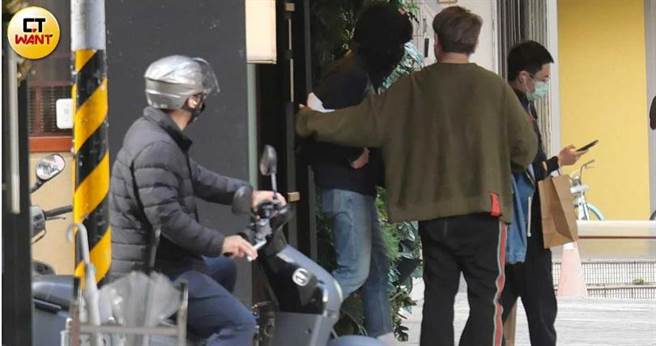 用餐完毕后卢广仲包回忍者扮相，在工作人员陪同下先行离开。（图／本刊摄影组）