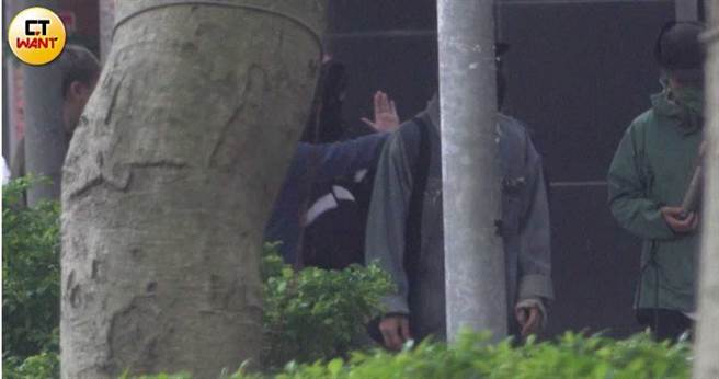 卢广仲离开前还伸手跟大家挥别说再见。（图／本刊摄影组）