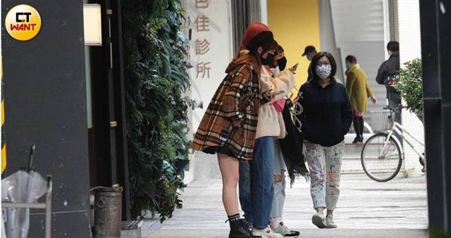 在日本料理店外的泱泱、阿部、温妮还微鞠躬与卢广仲道别。（图／本刊摄影组）