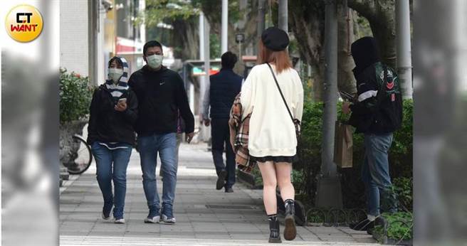 泱泱与卢广仲在日本料理店外先使眼色偷偷会合。（图／本刊摄影组）