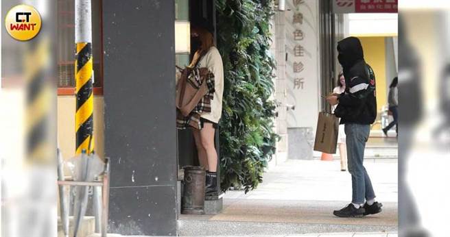 泱泱与卢广仲一前一后进入日本料理店用餐，不过泱泱并未扫实联制。（图／本刊摄影组）