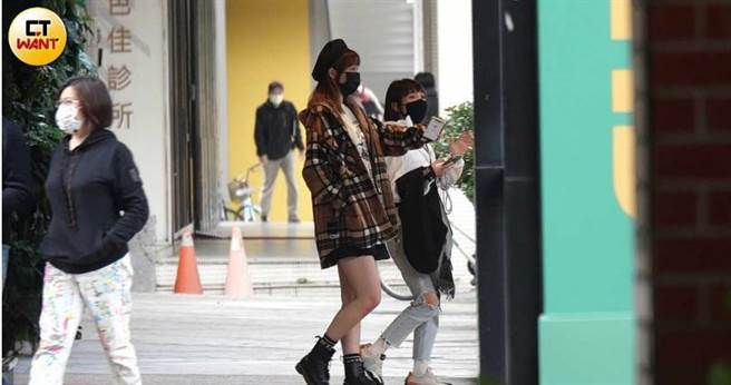 用餐完毕后卢广仲先走，泱泱和温妮随后也跟着离开餐厅。（图／本刊摄影组）