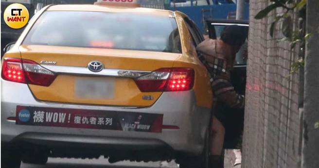 从餐厅外泱泱叫了小黄搭车返家。（图／本刊摄影组）