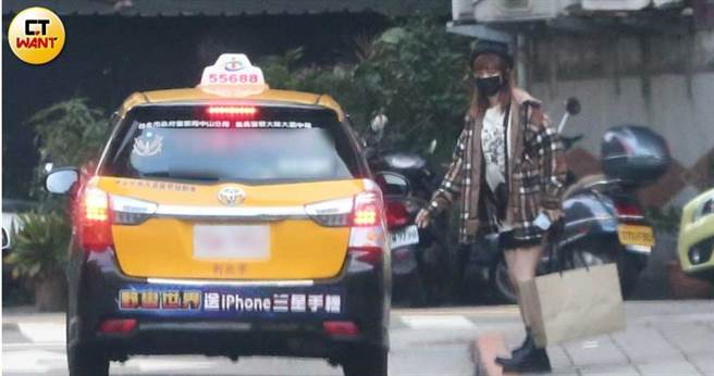 在家稍作休息后，泱泱穿着原本同样的服装，拎着一个大纸袋又上小黄前往大安路某住宅，据查是卢广仲的住所。（图／本刊摄影组）