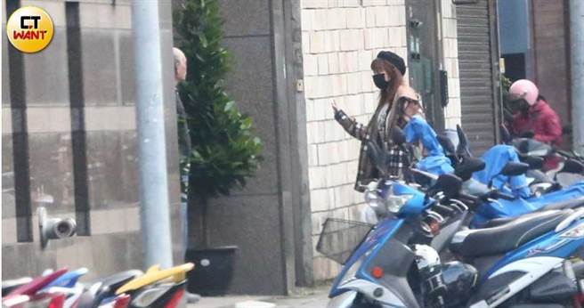 泱泱到了卢广仲住的社区大门外，还亲切与管理员打招呼，看起来已经相识。（图／本刊摄影组）