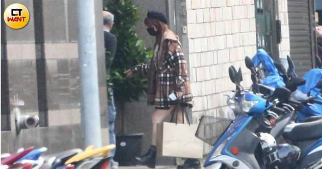 泱泱熟门熟路快步进入卢广仲住的社区大厦。（图／本刊摄影组）