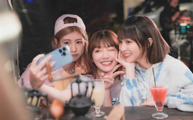 温妮（右起）、泱泱、阿部玛利亚个性可爱被网友封为「木曜三傻」。（图／哈啰你好工作室提供）