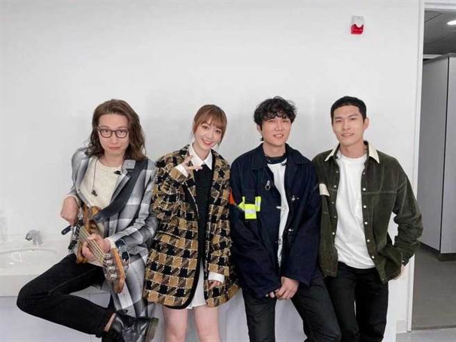 7在《木曜》第二届跨界演唱会中，泱泱与宇宙人合作。（图／截自泱泱脸书）