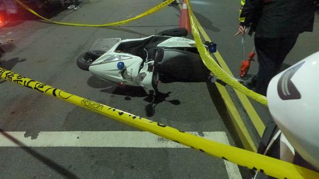 BMW拒檢，撞倒警用機車、拖行警員百公尺逃逸。（民眾提供）