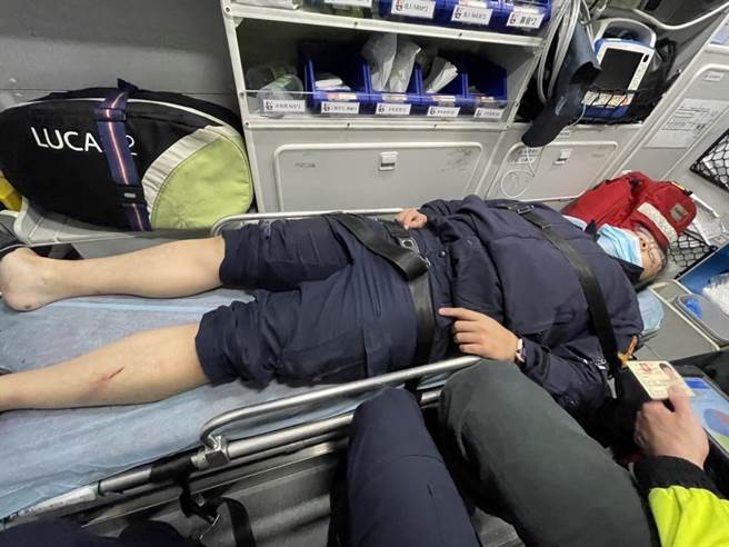 葉姓員警左小腿脛骨、左上半身及右手掌擦挫傷，送醫。（民眾提供）