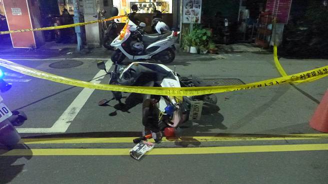 警用機車遭黑色BMW休旅車撞倒。（民眾提供）