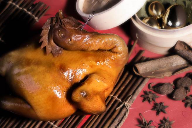 板橋凱撒大飯店秘製老滷玫瑰油雞。（板橋凱撒大飯店提供）