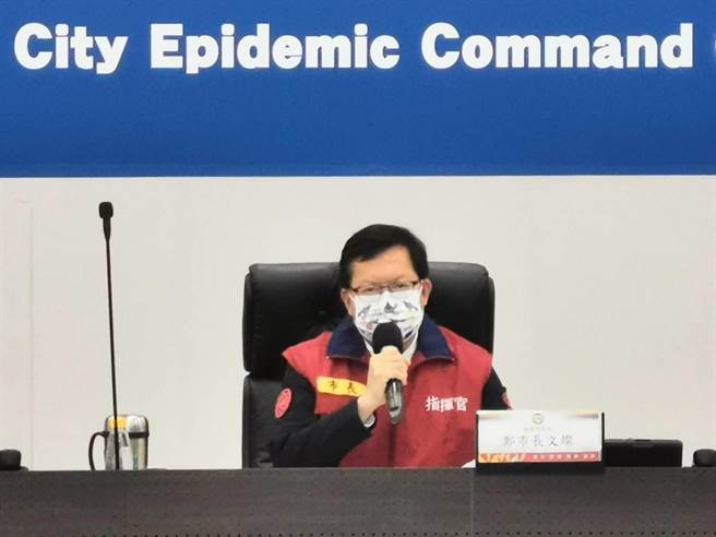桃园市长郑文灿19日主持防疫会议，他表示，疫情从3日首个清洁工确诊开始，已经居家隔离1100人，后送集中检疫所1759人，合计1859人受影响。(市府提供)