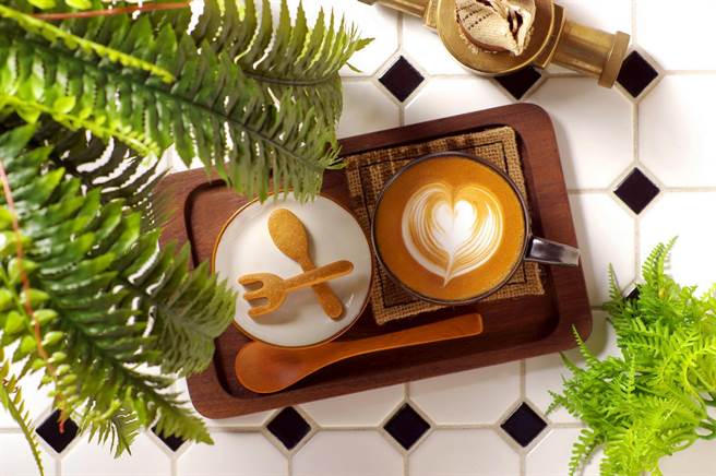 天成文旅-華山町，華山町餐酒館 義式咖啡與紅糖餅乾。（華山町餐酒館提供）