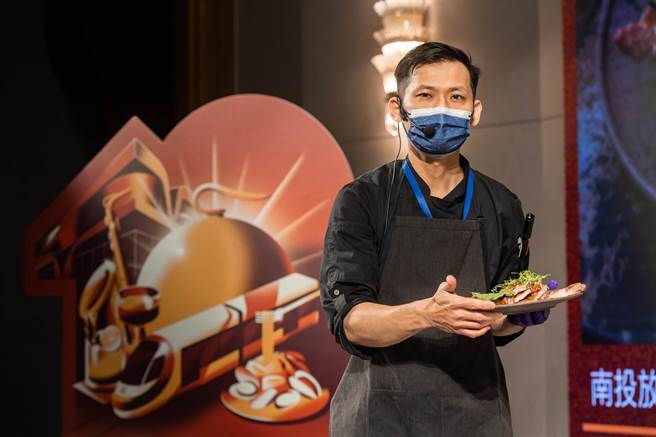 眺吧餐酒馆的行政主厨蓝祖榕先生，现场示范【Bon Appétit ! Kaohsiung高雄餐盘发见计画】期间限定菜单-南投放牧黑猪战斧佐柚子胡椒鸡汁。（高雄市观光局提供） 