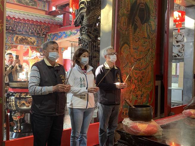 台中二選區立法委員補選當選人林靜儀(中)上午將媽祖請回玉闕朝仁宮。(林欣儀攝)