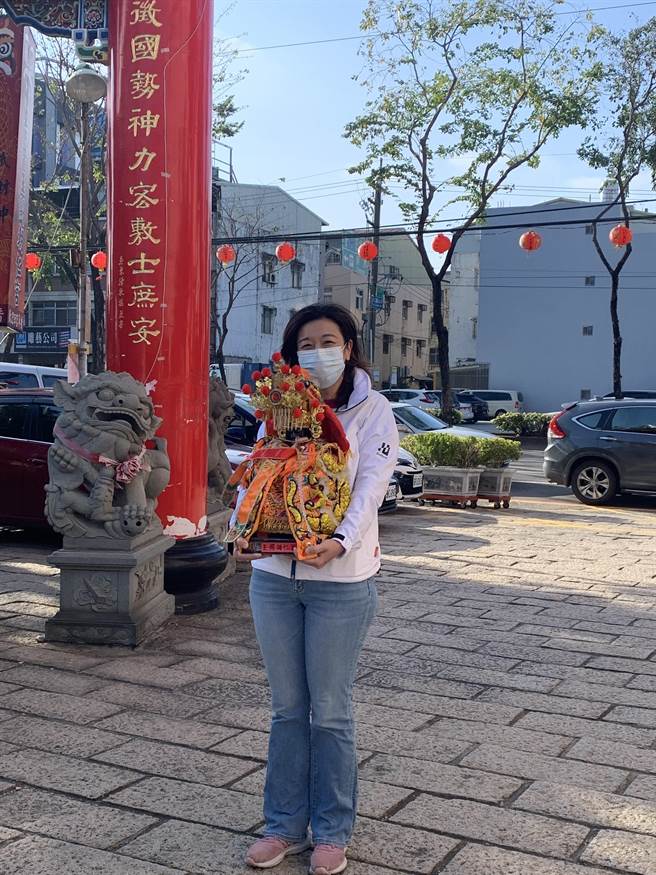 台中二選區立法委員補選當選人林靜儀(中)上午將媽祖請回玉闕朝仁宮。(林欣儀攝)