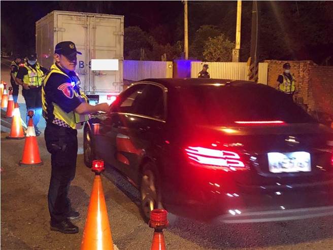彰化县察局为了遏止酒驾歪风，宣示自今(31)日起至农历春节前每周五、六、日连续执行高强度「酒驾大执法」。（中时资料库）
