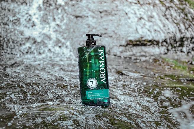 致力髮肤永续美丽，AROMASE艾玛丝洗髮精瓶身，以百分百回收宝特瓶塑胶制成，朝向实践改善美妆产业对环境的影响。（艾玛丝提供） 